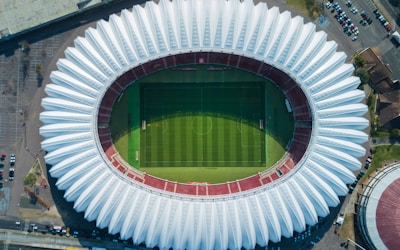 世界杯冠军奖杯大力神杯特写 - 金光闪闪的奖杯在黑色背景前