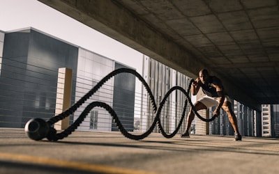 世界杯VAR视频助理裁判工作场景 - 裁判在屏幕前查看回放